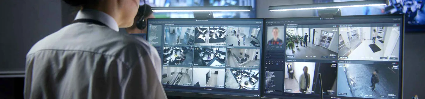 Central de monitorização SOC, operador a analisar câmaras
