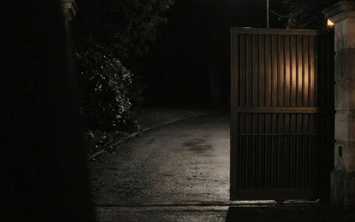 Portão automatizado de condomínio à noite